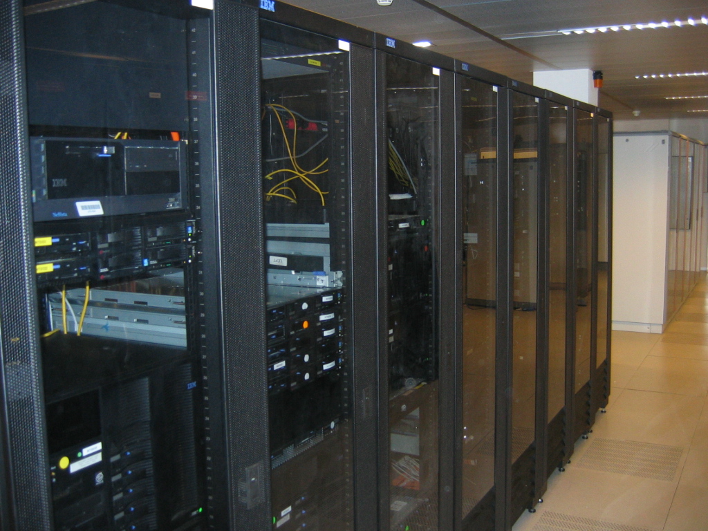 Tủ máy chủ trong datacenter minh họa cho hạ tầng chạy AI agent doanh nghiệp
