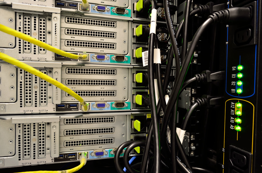 Ảnh phòng máy chủ minh họa lớp hạ tầng vận hành liên tục cho agent AI