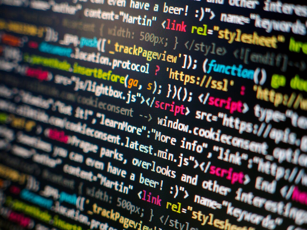 Màn hình hiển thị mã nguồn, minh họa rủi ro lộ secret trong quy trình AI coding